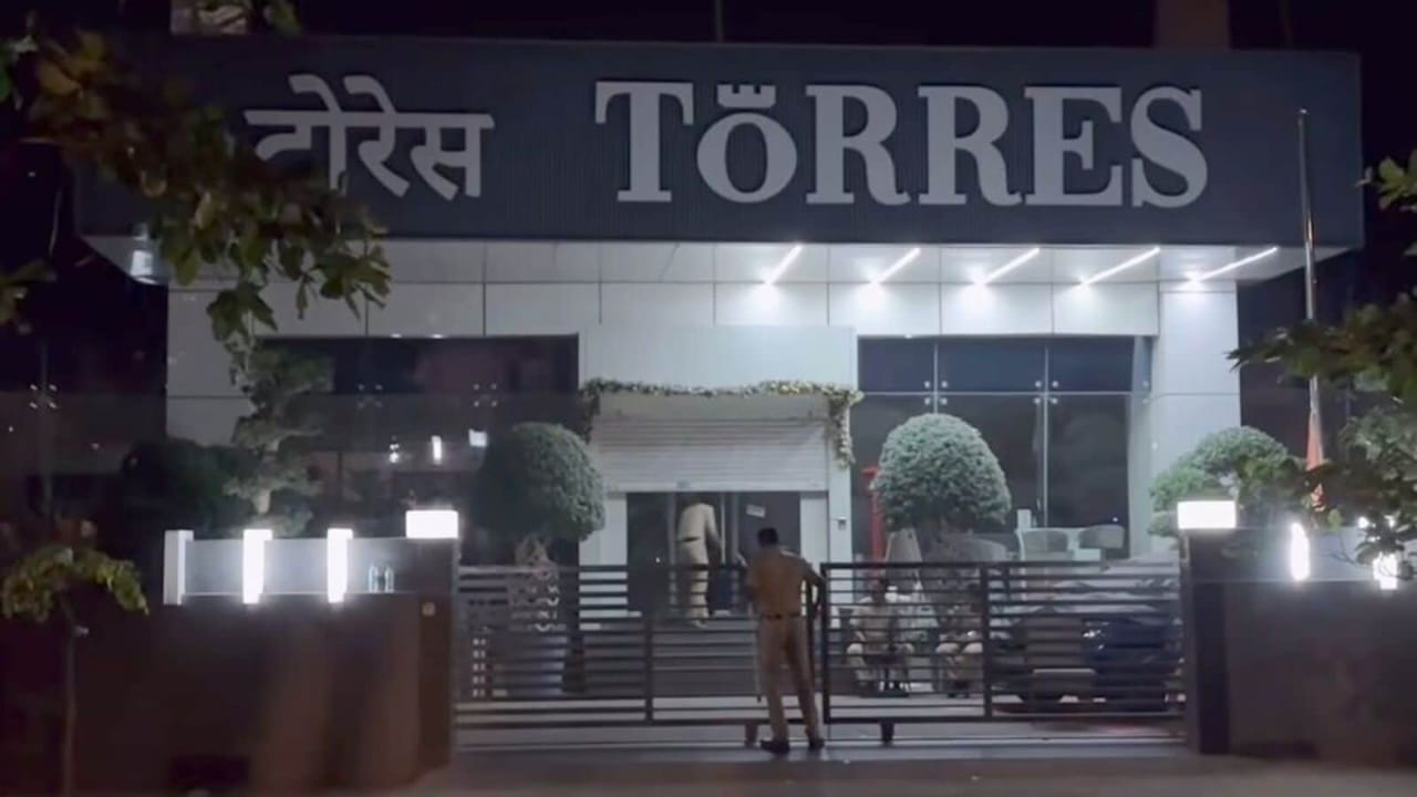Torres Fraud: मुंबई में टोरेस ज्वेलरी ऑफिस के बाहर निवेशकों ने किया हंगामा,रिटर्न देने से मुकर गई कंपनी