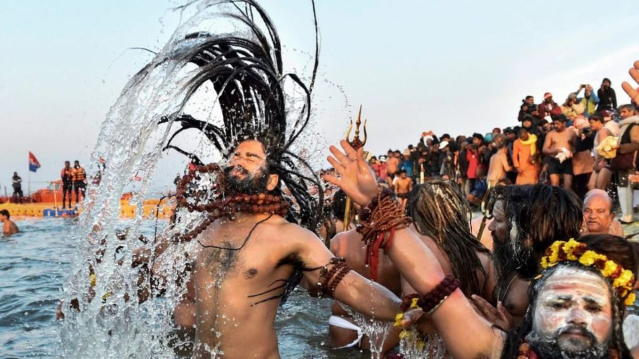 Mahakumbh 2025 : महाकुंभ का हुआ भव्य आगाज़, एक करोड़ श्रद्धालुओं ने लगाई श्रद्धा की डुबकी