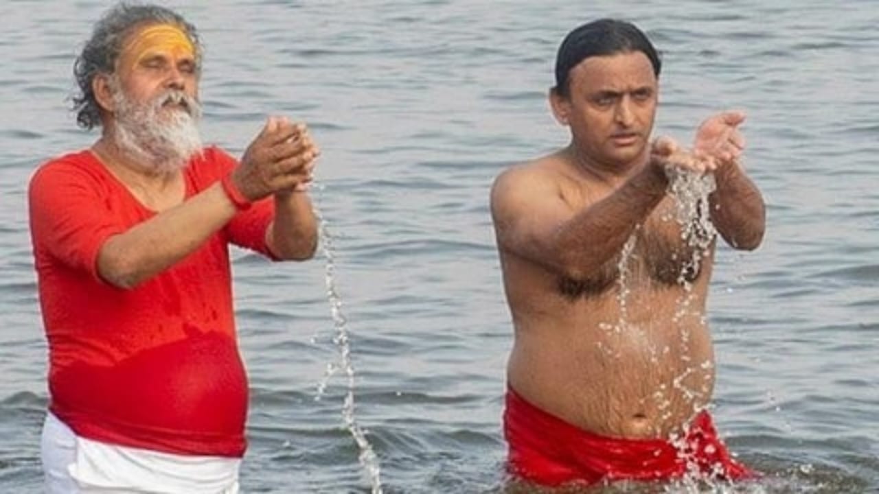 Mahakumbh 2025 : गरमाई उत्तर प्रदेश की सियासत,  Akhilesh yadav ने प्रयागराज त्रिवेणी में लगाई डुबकी