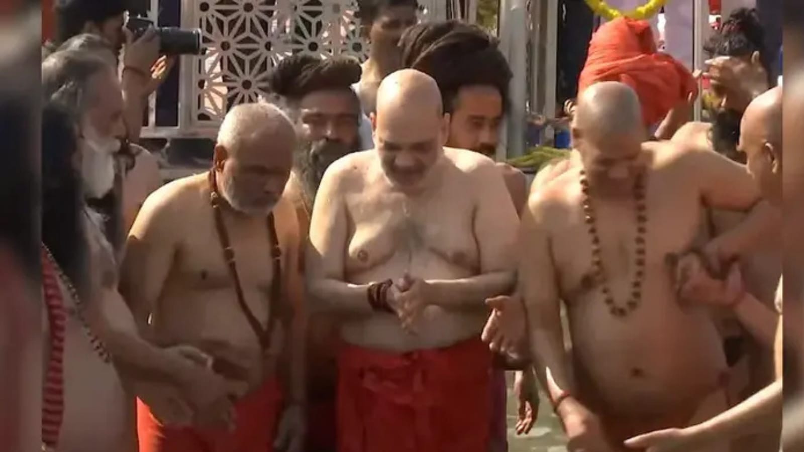 Mahakumbh 2025: अमित शाह ने संतो और नेताओं के साथ लगाई संगम में डुबकी,अक्षयवट के किए दर्शन!