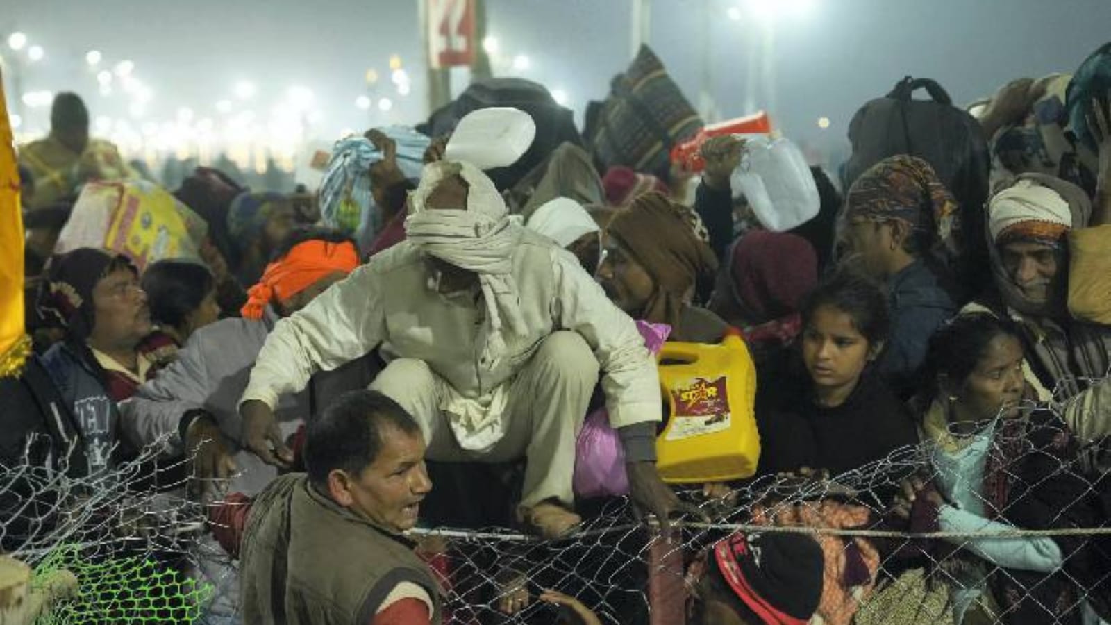 Mahakumbh Mela Stampede News : आधी रात को कुंभ मेले में अचानक क्या हुआ? क्यों मची भगदड़? क्या है वर्तमान स्थित?
