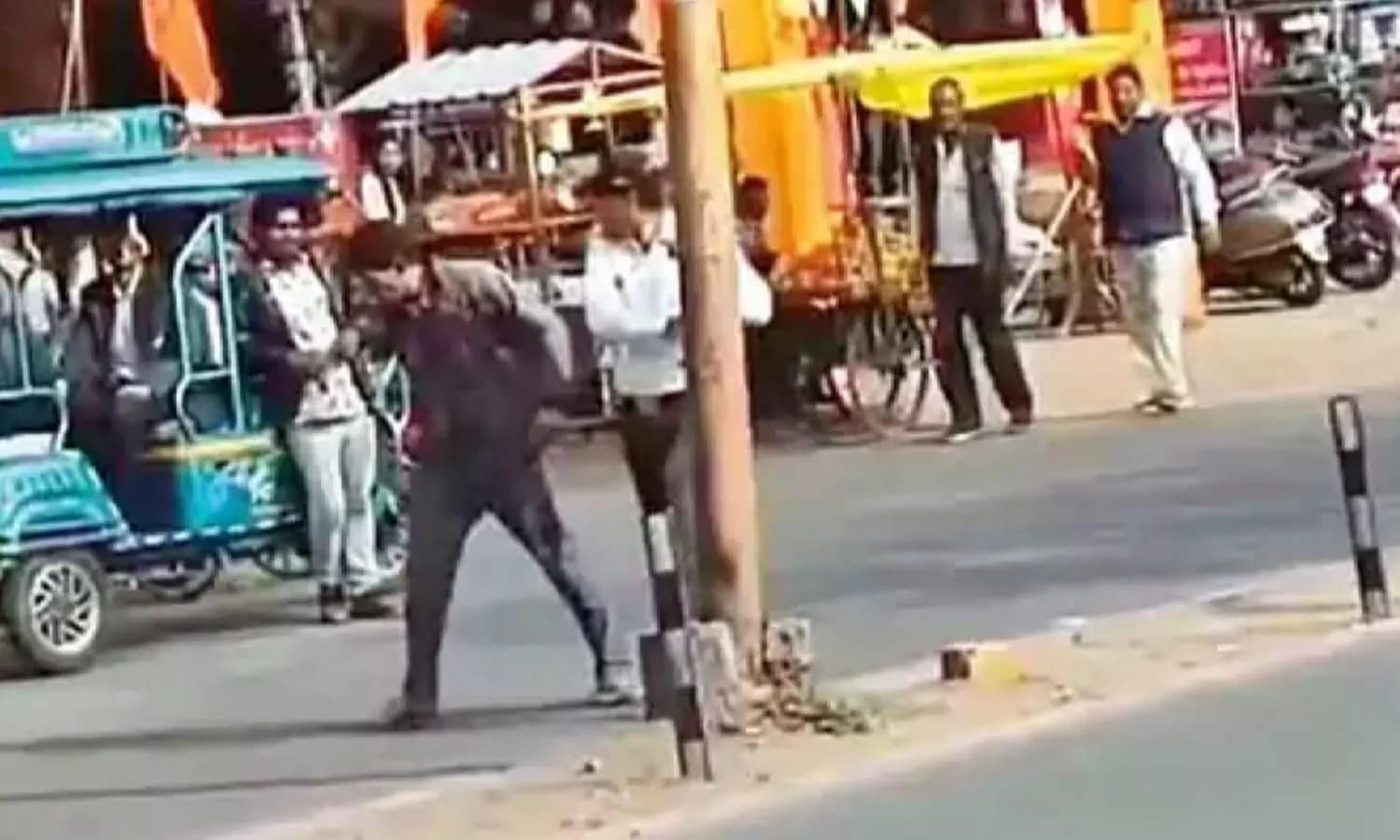 Bhopal News: ट्रैफिक जवान द्वारा युवक की बेरहमी से पिटाई