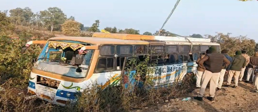 Prayagraj to Singrauli bus overturned in Mauganj