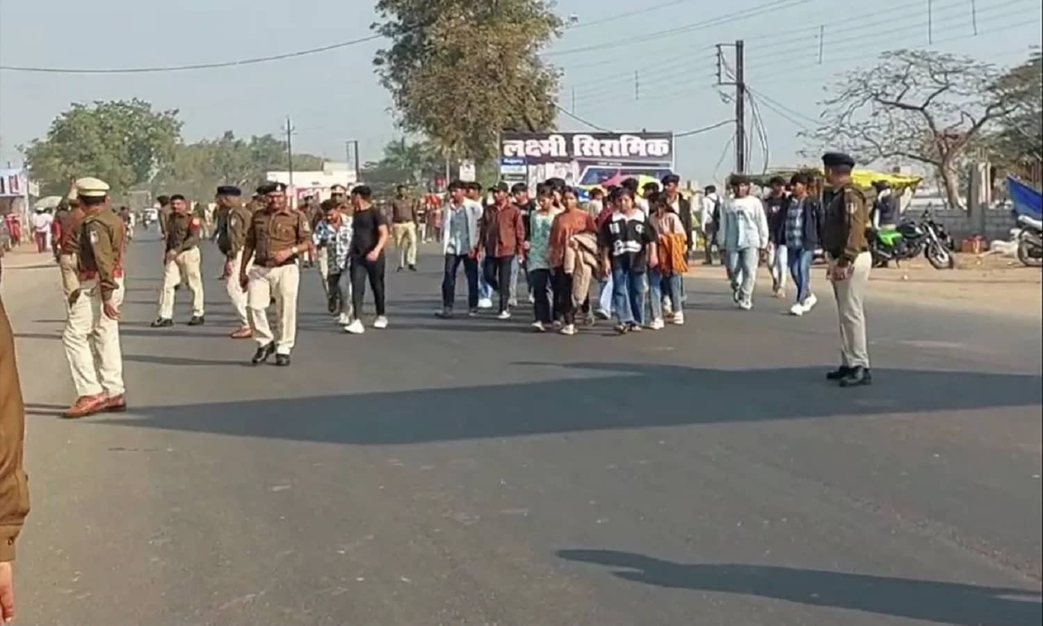Khargone News: 12 किलोमीटर चलकर कलेक्टर से मिलने पहुंचे छात्र