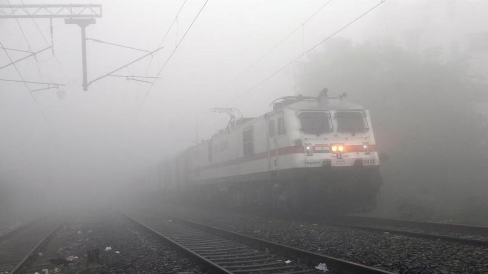 बड़ी खबर: घने कोहरे के कारण ट्रेनों की आवाजाही प्रभावित, रद्द हुईं कई ट्रेनें