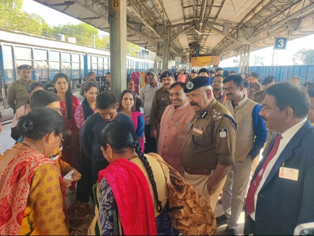 Commissioner and IG saw the arrangements at Satna Railway Station