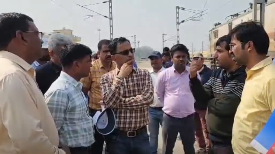 DRM conducted surprise inspection of Rewa railway station