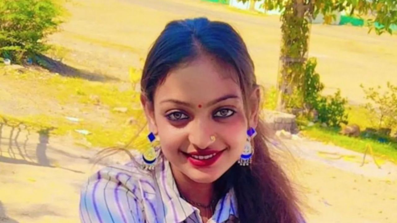 करोड़ों की गाड़ी, लाखों का हार बदल गई मोनालिसा की किस्मत