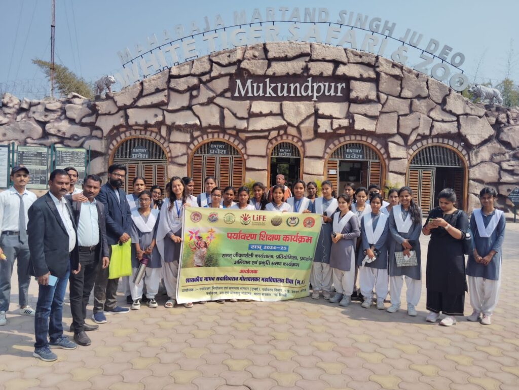 College students took an educational tour of White Tiger Safari