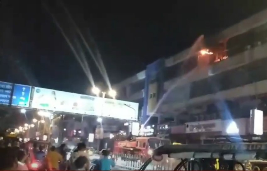 A sudden fire broke out late night in Shilpi Plaza of Rewa city