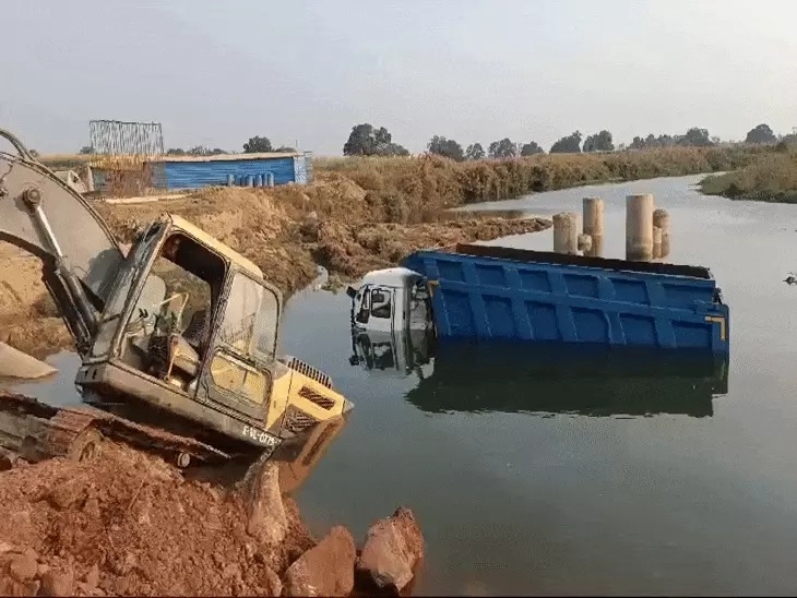 Sand loaded truck went out of control in Rewa and fell into the river