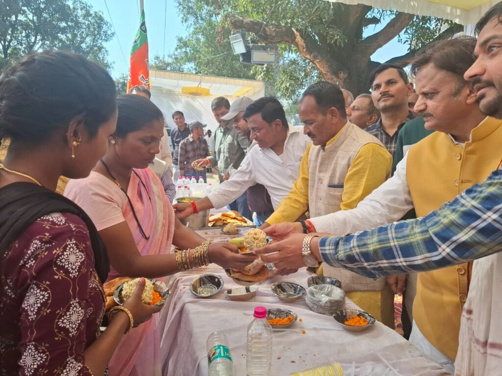 Deputy Chief Minister distributed food and water to the pilgrims going to Prayagraj Mahakumbh