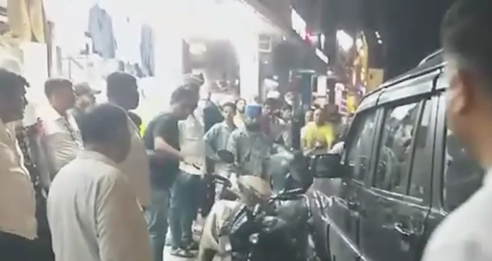 रीवा में बीच शहर हिट एंड रन, व्यापारियों में मची भगदड़, बड़ा हादसा टला कई वाहन हुए क्षतिग्रस्त