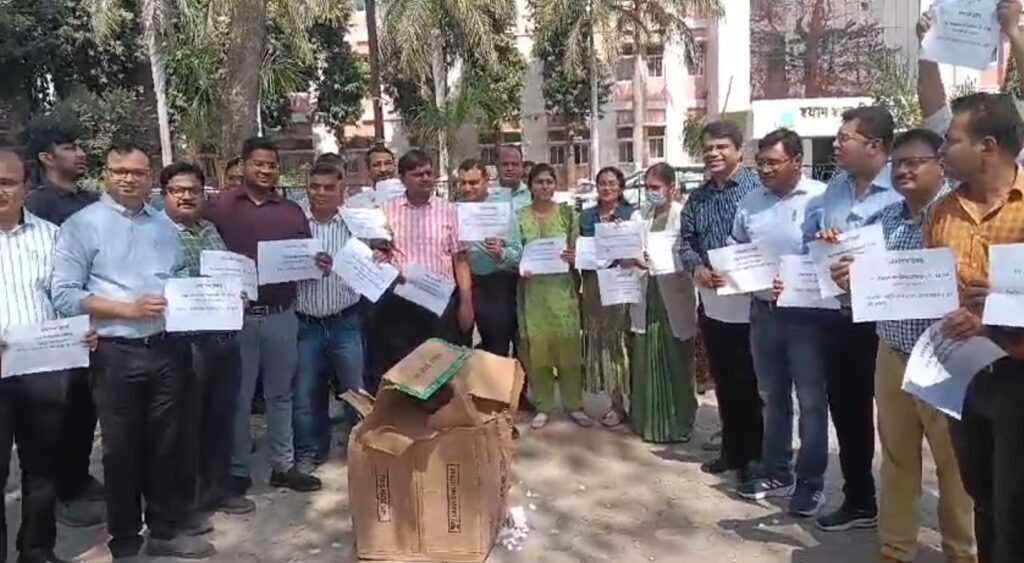 Doctors protest by burning non-standard medicines in front of Rewa Medical College