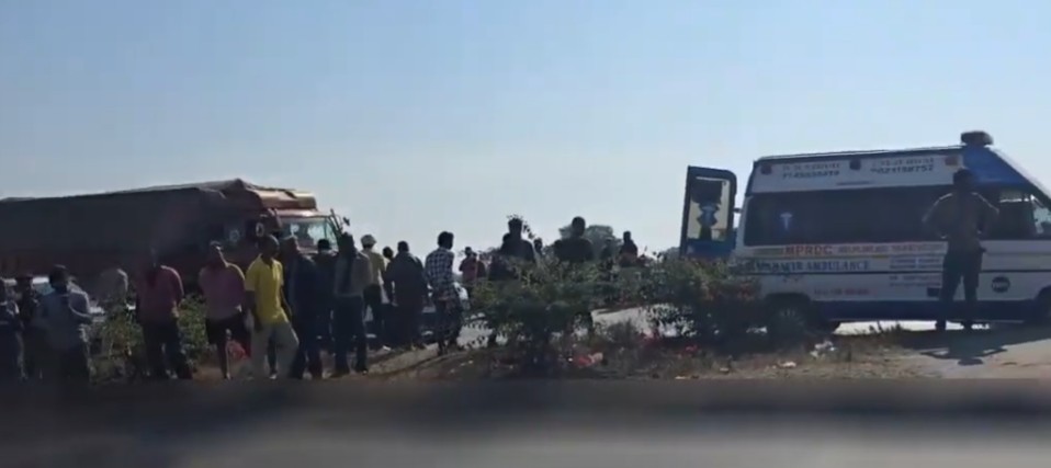 Truck crushes young man in Ramnai Rewa