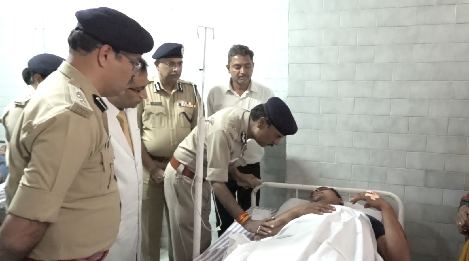 Minister in-charge and DGP reached Rewa to meet the injured police officers and employees