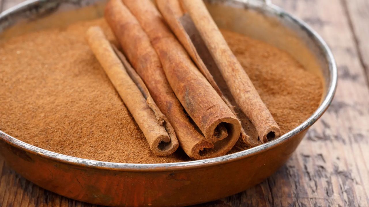 Dalchini hair care tips: दालचीनी से प्राप्त करें लंबे और चमकदार बाल