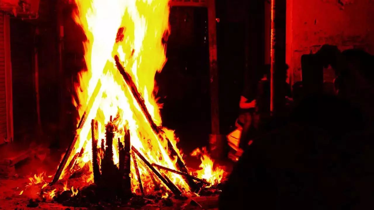 Holika Dahan 2025 Date and Time: जानिए किस दिन होगा होलिका दहन