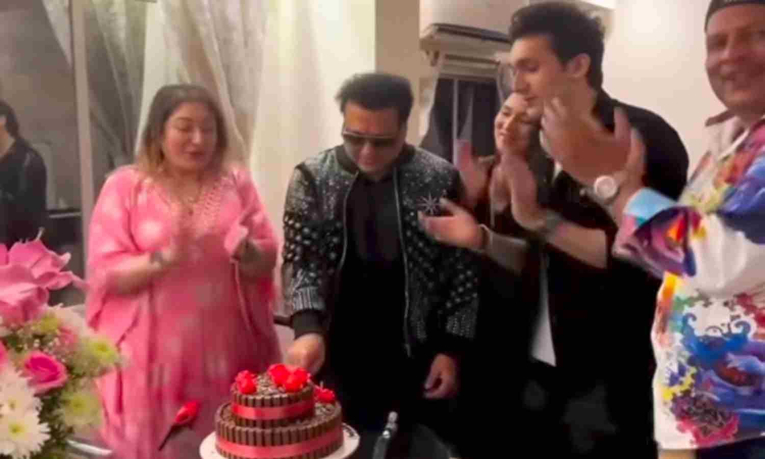 Sunita Ahuja-Govinda Video: सुनीता संग गोविंदा का लिपलॉक किस, वायरल हुआ वीडियो