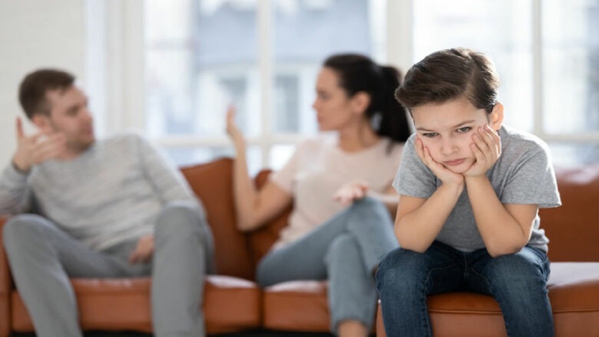 Child Psychology | पति-पत्नी के टूटते हुए रिश्ते, और सजा भुगतता ‘आपका बंटी’