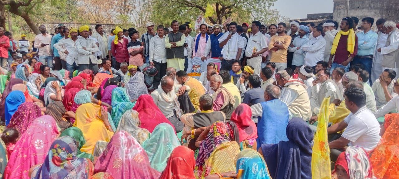 Mauganj News: गड़रा कांड में कोल समाज ने कलेक्ट्रेट का किया घेराव, एसपी ने निष्पक्ष जांच कराने का दिया आश्वासन