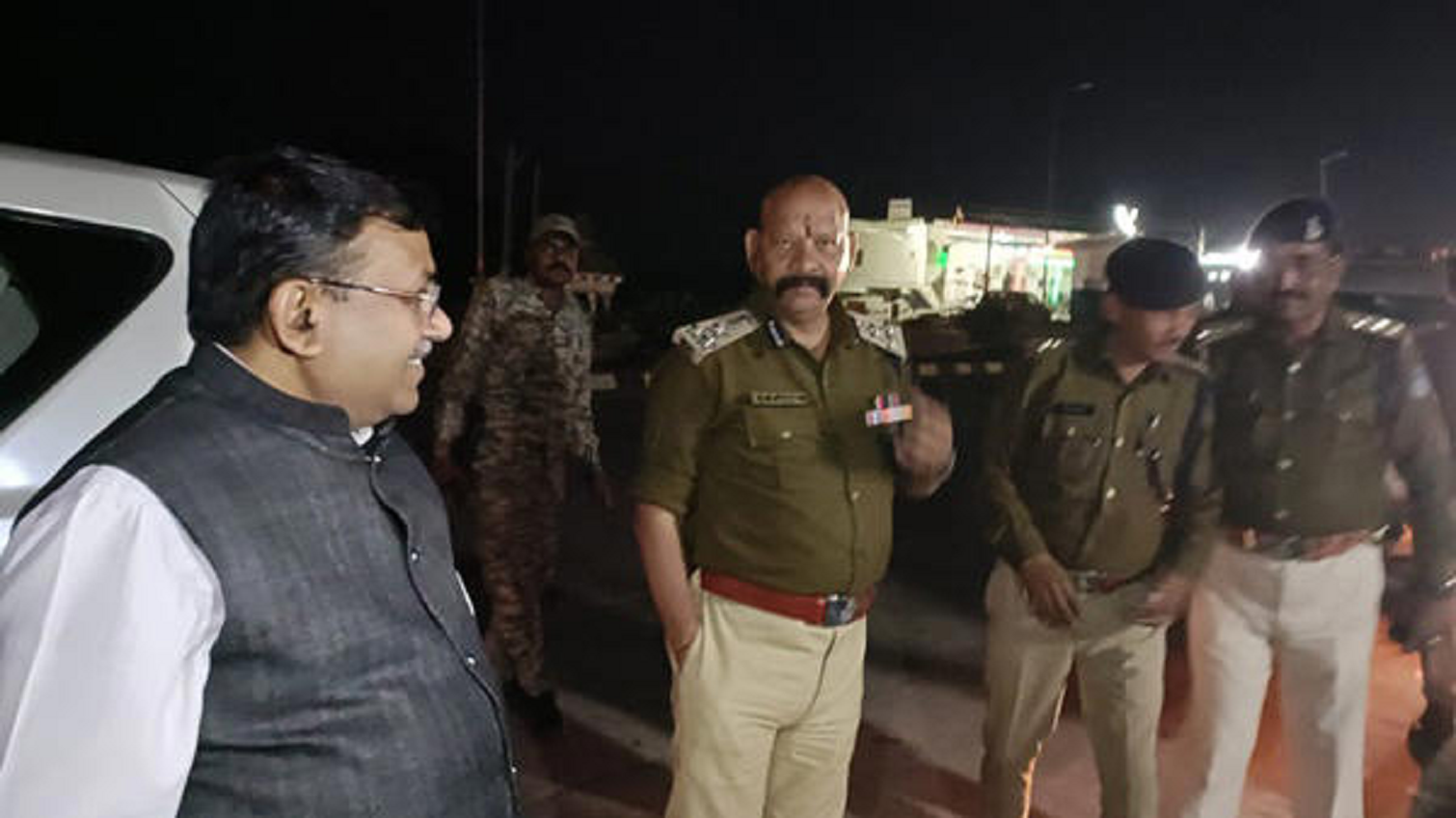 मउगंज हत्याकांड में 26 लोगो की गिरफ्तारी, मृतक के पिता की मिली रायफल, अधिकारियों ने कहा बंद का नहीं है असर