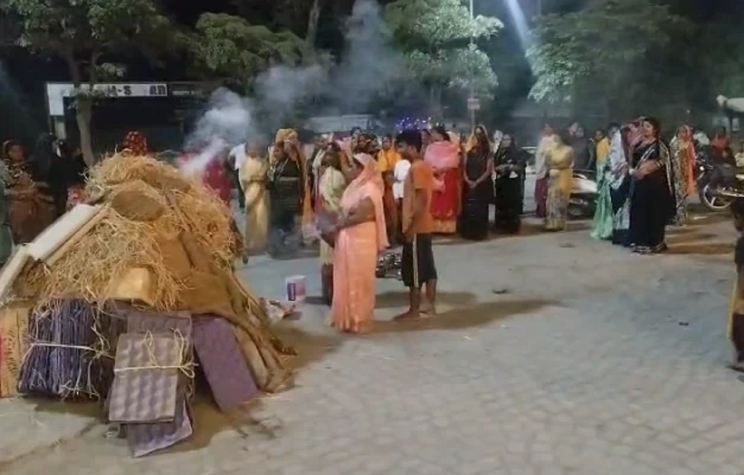 पंरपराः रीवा में नवरात्रि के पहले दिन महिलाओं ने जलाई होली, पुरूषों का प्रवेश रहता है प्रतिबंधित
