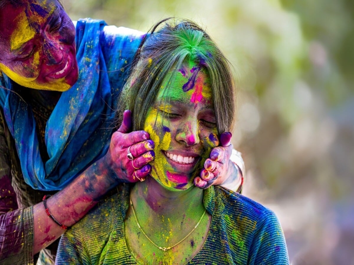 How To Remove Holi Colour : होली खेलने के बाद रंग छुड़ाते समय न करें ये गलती