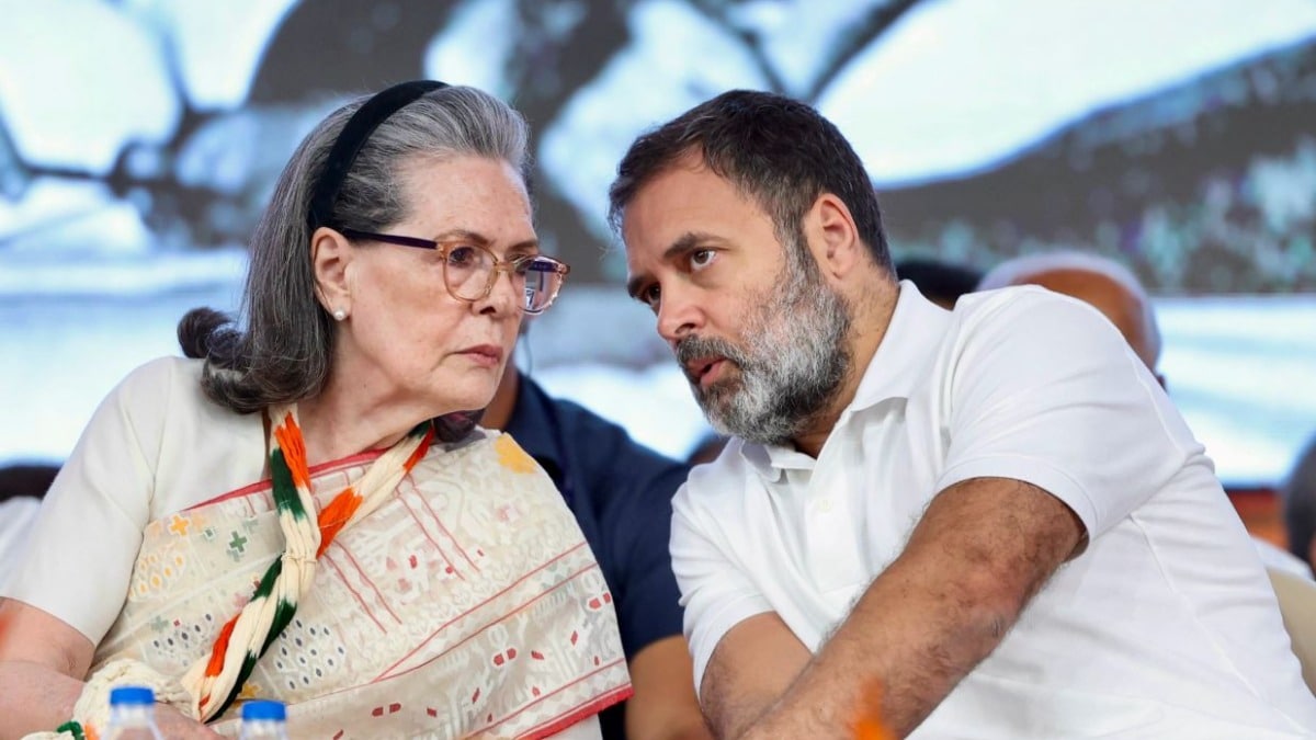 National Herald Case : मनी लॉन्ड्रिंग मामले में ED की चार्ज शीट में राहुल व सोनिया गाँधी का नाम