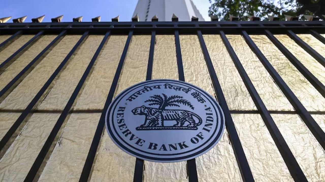 RBI Saving Account Rule: जानिए सेविंग अकाउंट में नकद जमा सीमा से जुड़े नए नियम