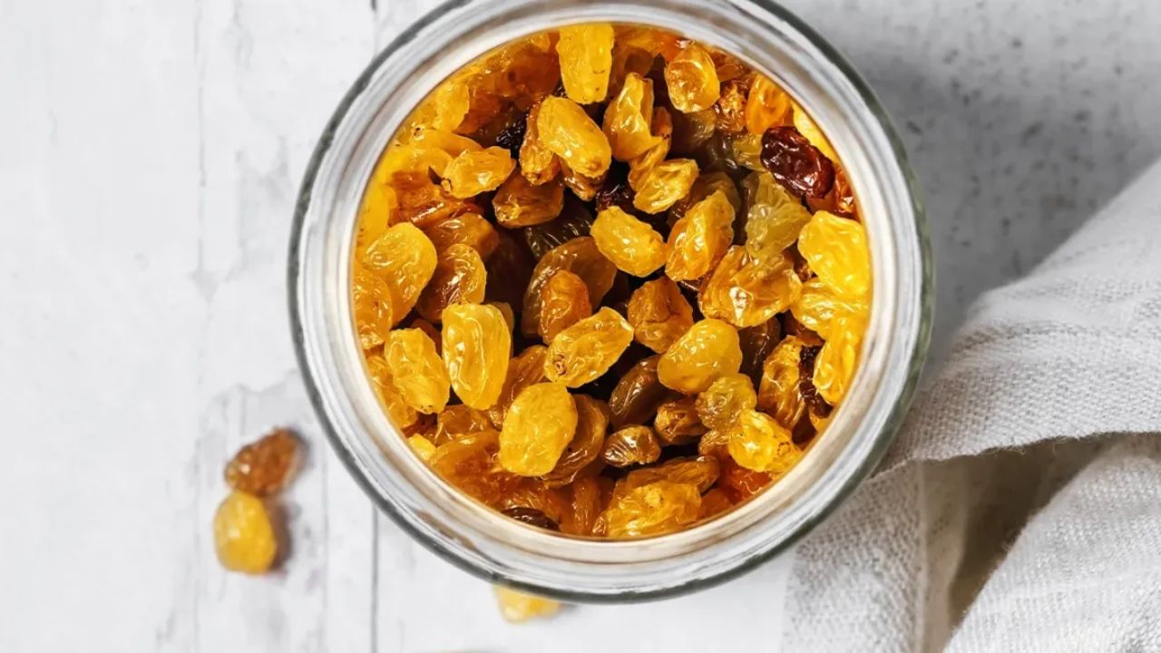 Soak Raisin Benefits: गर्मियों में करें भीगी हुई किशमिश का सेवन और देखिए चमत्कारी लाभ