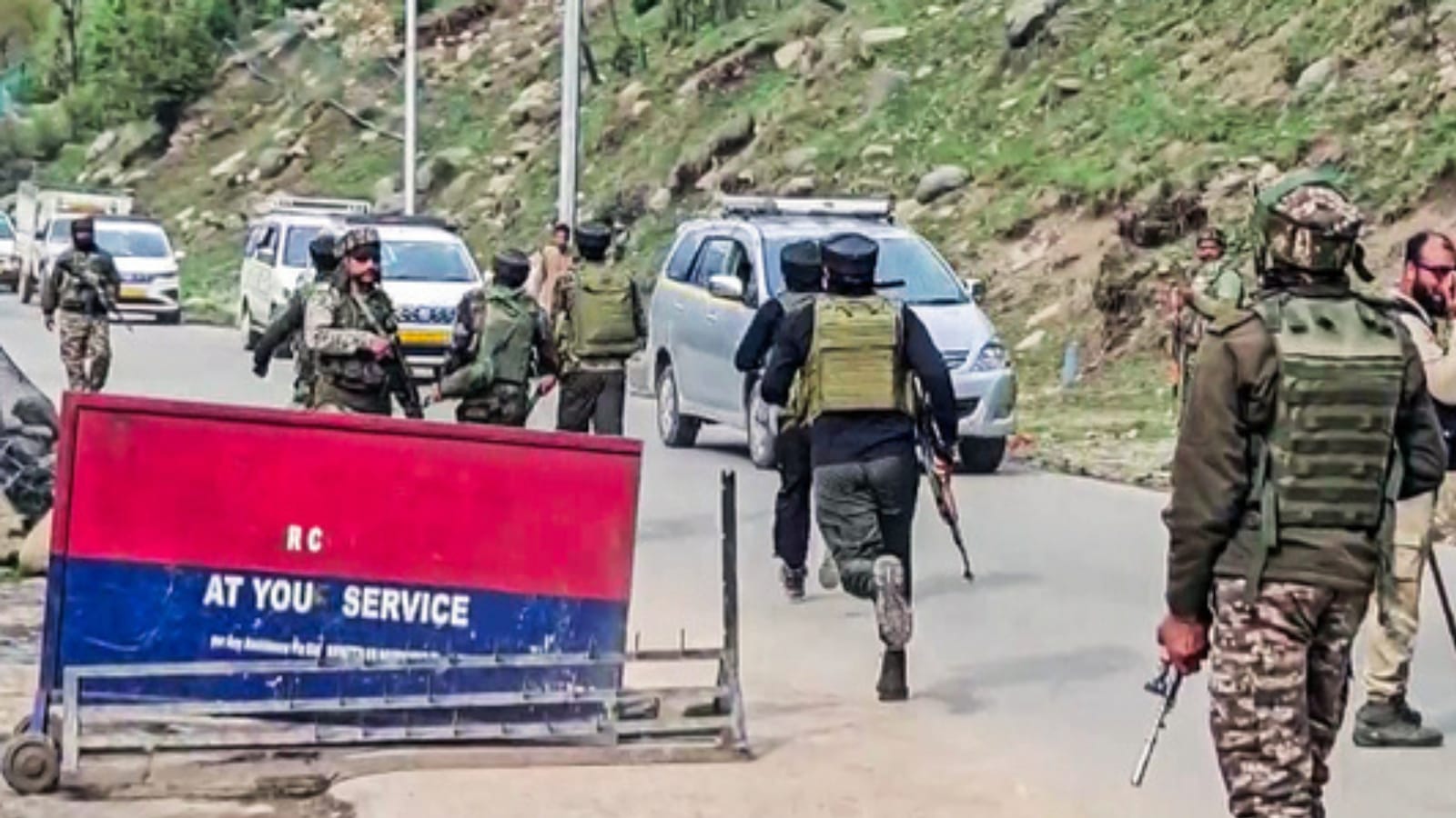 Pahalgam Terrorist Attack : पहलगाम आतंकी हमले के बाद एक्शन मोड में प्रशासन, हिरासत में लिए गए 1450 लोग
