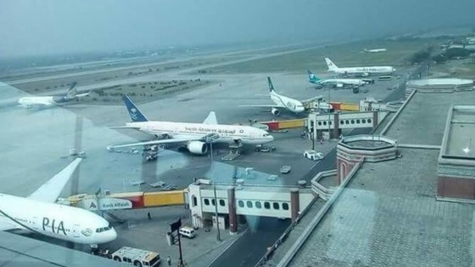 Lahore Airport Fire: लाहौर हवाई अड्डे पर पाक सेना के विमान में लगी आग, कई उड़ाने रद्द