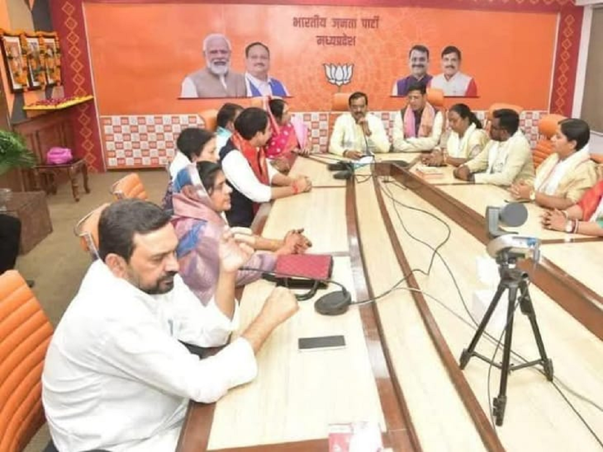 बीजेपी प्रदेश अध्यक्ष की बैठक में रीवा के कांग्रेस महापौर की पिक्चर, राजनैतिक गलियारे में हलचल