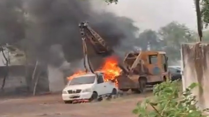 Car turns into a ball of fire in Satna