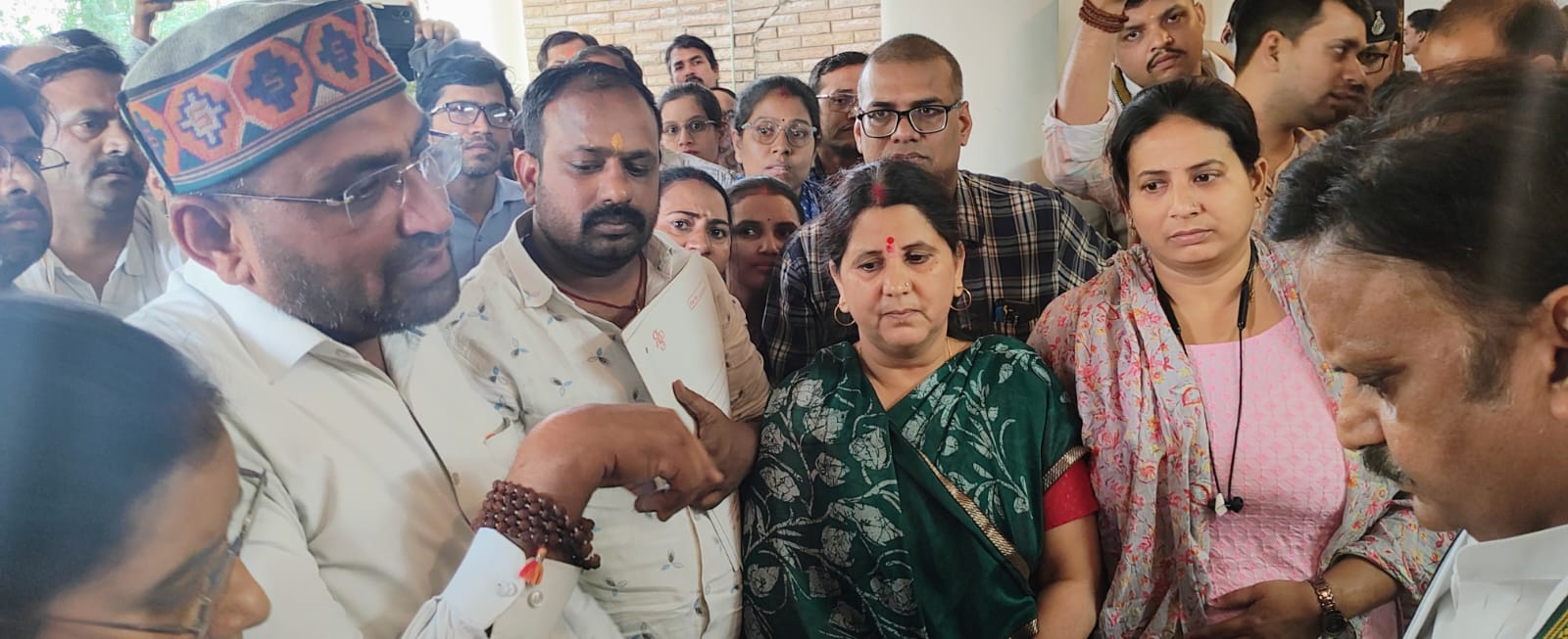 Rewa News: उपमुख्यमंत्री के आश्वासन के बाद संविदा स्वास्थ्य कर्मियों ने स्थगित की हड़ताल