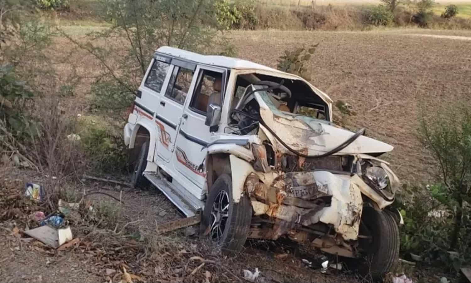 MP: दर्शन कर वापस लौट रहे श्रद्धालुओं की बोलेरो पुल से नीचे गिरी, 8 की