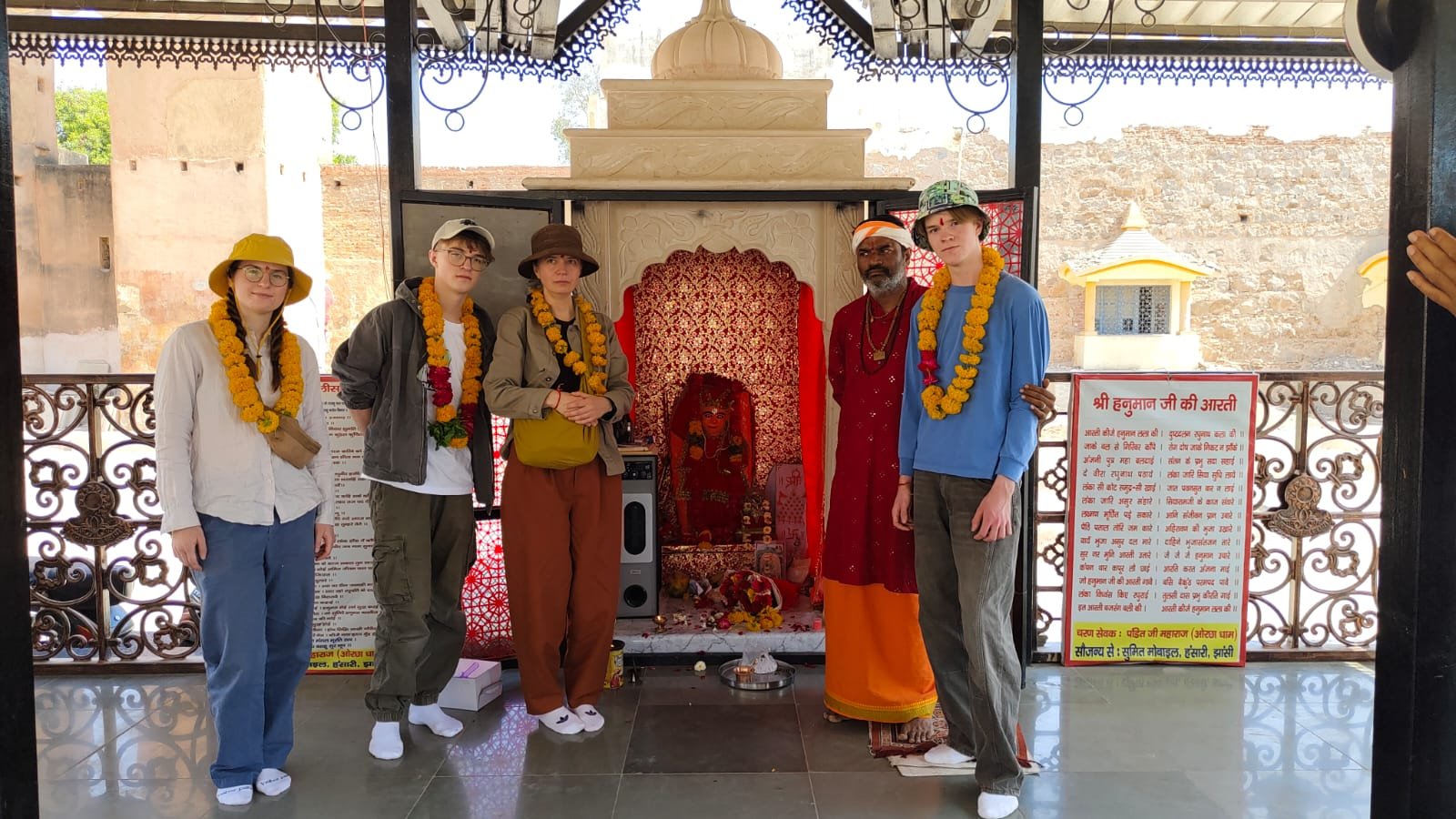 विदेशियों में सनातन से लगाव, इंग्लैंड के परिवार ने ओरछा में सत्यनारायण कथा सुनकर मनाया जन्मदिन