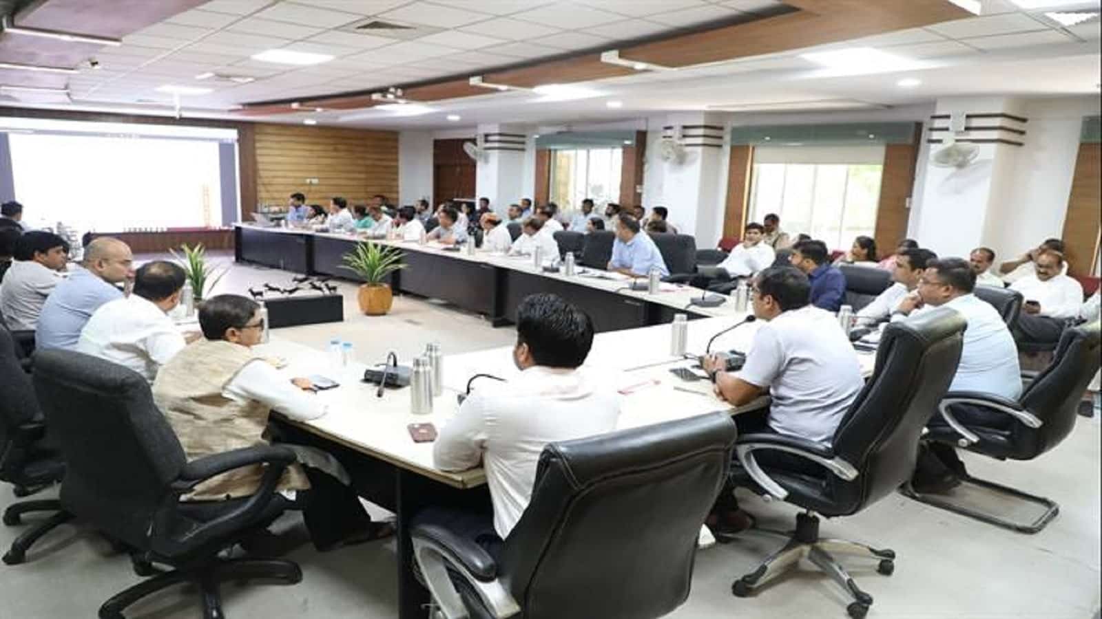 इंदौर कलेक्टर का अल्टीमेटम, अधिकारियों के विरूद्ध होगी कार्रवाई