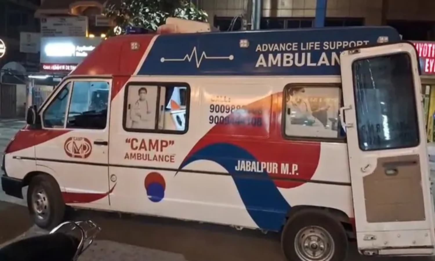 MP: एक एंबुलेंस में 10 मरीजों को एक साथ भरकर ले जाया गया डायग्नोस्टिक सेंटर