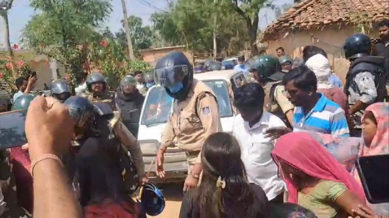 मउगंज के गड़रा में एक ही चिता पर पिता और दो बच्चों का अंतिम संस्कार, मजिस्ट्रियल जांच के आदेश
