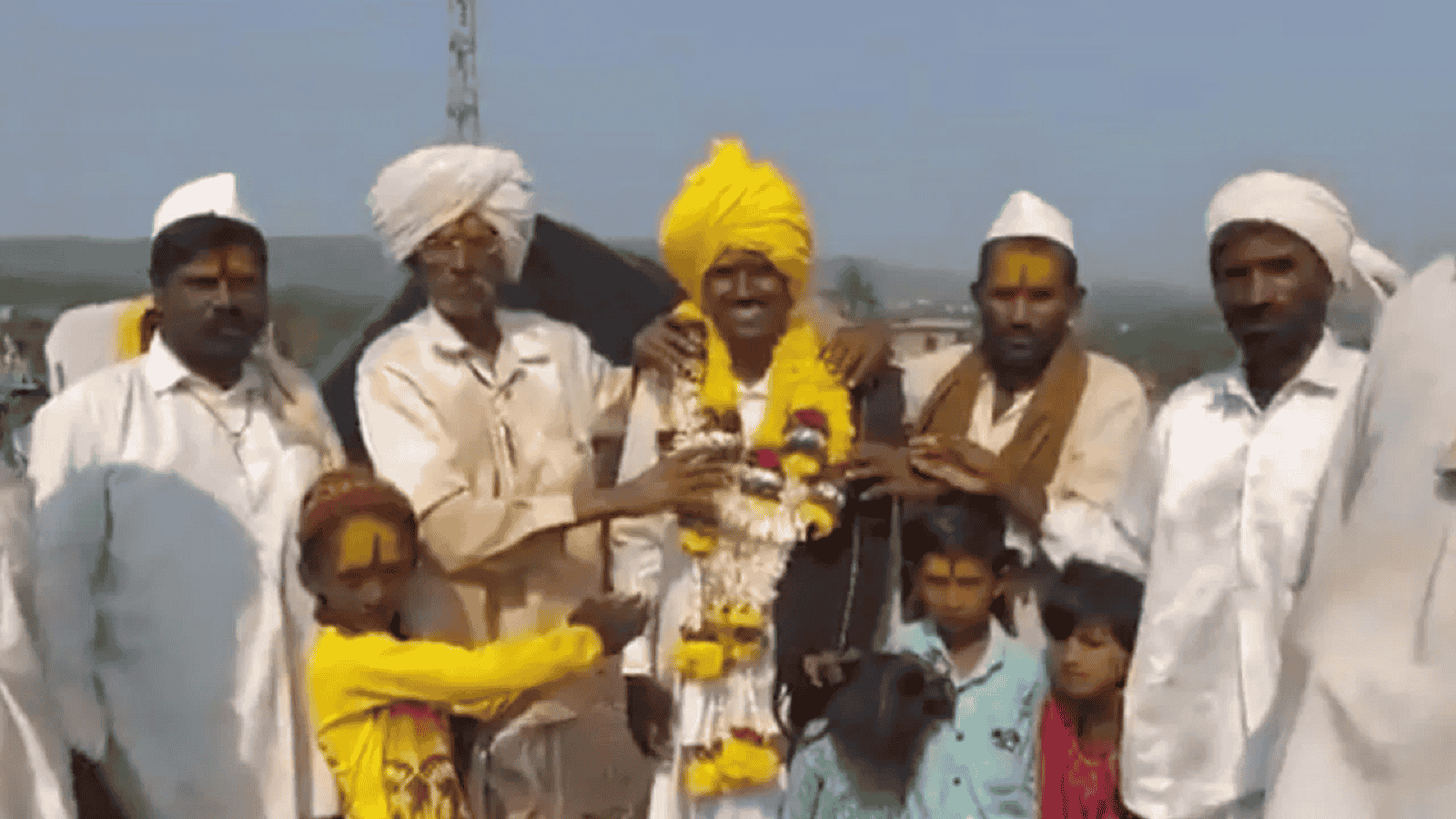 जुनूनः मोबाइल गुम होने की पुलिस ने नही लिखी एफआईआर, बकरी चराने वाले का बेटा बन गया पुलिस अफसर