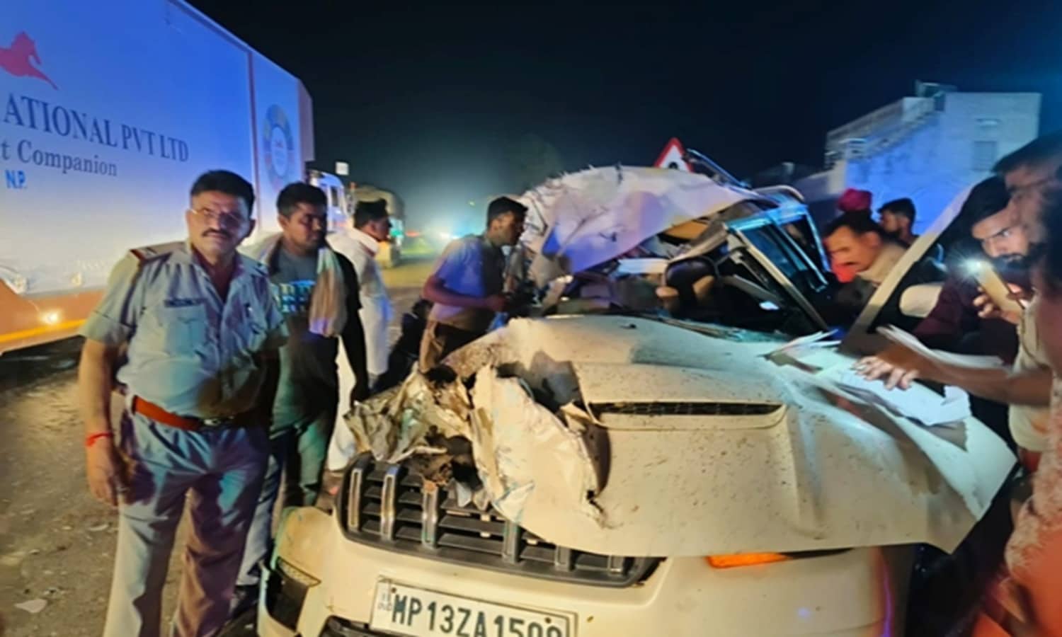 MP: ट्रक से टकराकर डिवाइडर से जा भिड़ी स्कॉर्पियो, 4 की मौत