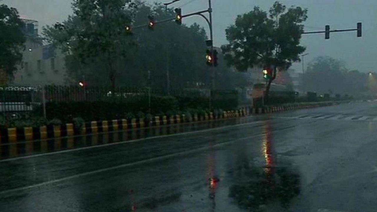 Heavy Rain Alert : 23 राज्यों में आंधी-तूफान व बारिश का अलर्ट, जानिए अपने शहर का हाल 