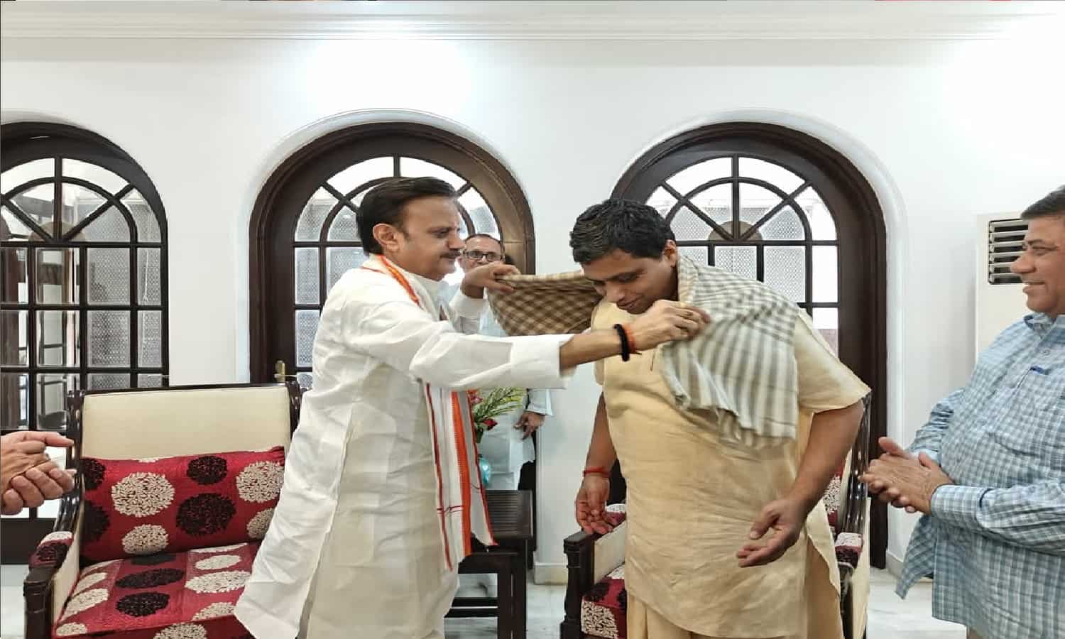 डिप्टी सीएम राजेंद्र शुक्ल से हुई आचार्य बालकृष्ण की मुलाकात, मऊगंज को मिलेगी बड़ी सौगात