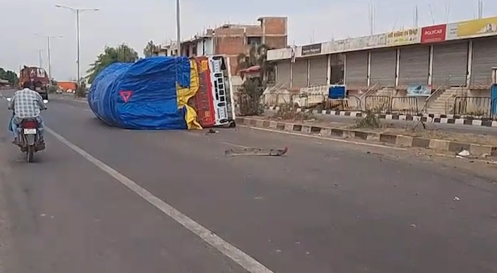 A truck hit a pickup full of wedding guests in Rewa