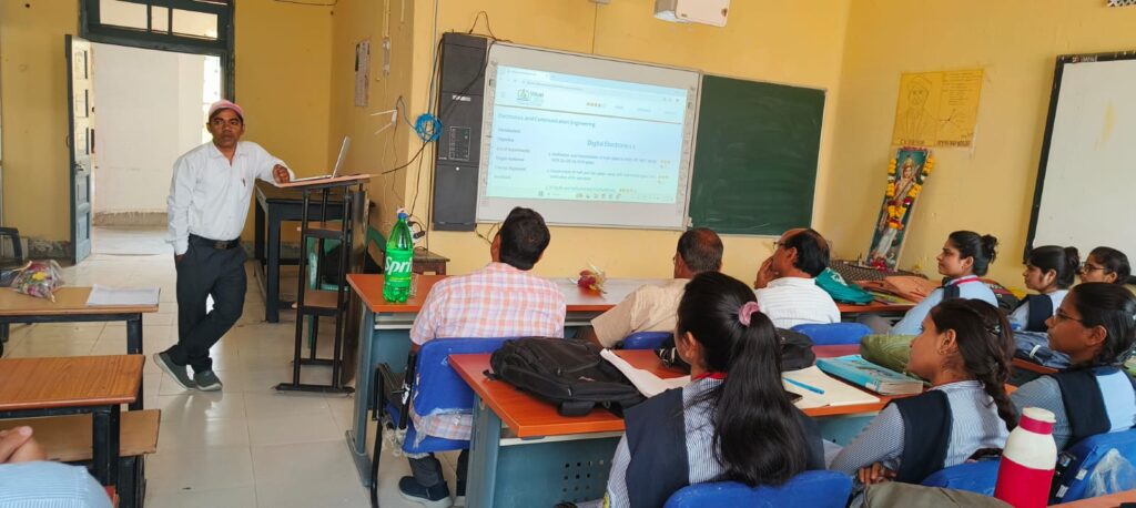 Expert reveals secrets of semiconductor in PMshree College Rewa