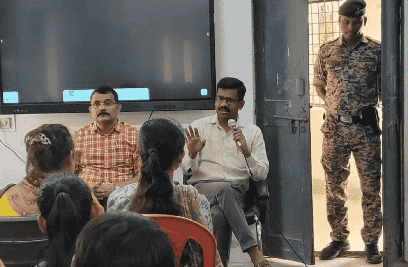 सतना कलेक्टर ने यूपीएससी की तैयारी को छात्राओं से किया साझा, दिए इस तरह के टिप्स