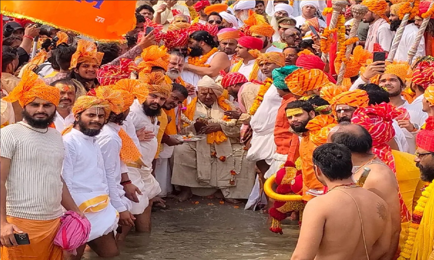 हनुमानगढ़ी के महंत प्रेमदास ने तोड़ा 300 साल पुराना नियम, रामलला के दर्शन किए