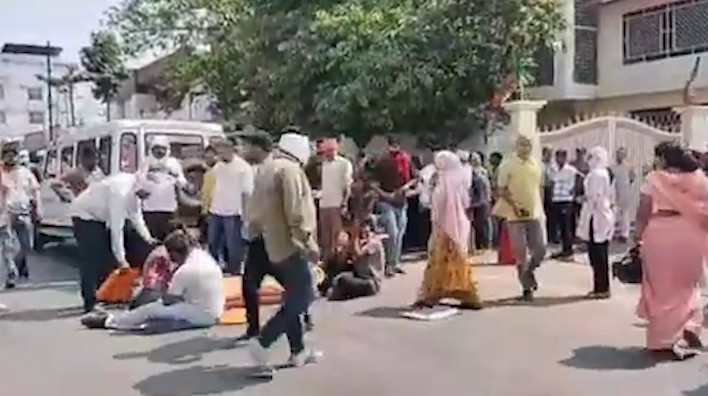 सीधी सांसद के घर के बाहर युवक का शव रख कर प्रदर्शन, बहु पर हत्या का मामला दर्ज करने की मांग